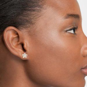 Marc Jacobs Jewelry - Marc Jacobs Silver Flower Stud Earrings Marc Jacobs Jewelry - Marc Jacobs Silver Flower Stud Earrings
